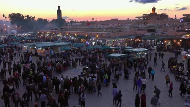 Famosa Plaza Jemaa Fna Llena Gente Atardecer Marrakech Marruecos — Vídeo de stock