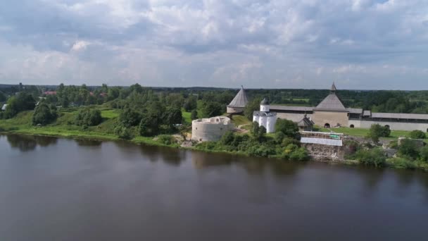 Flug Über Die Festung Staraja Ladoga Und Den Fluss Wolchow — Stockvideo