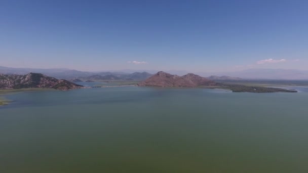 夏のモンテネグロのSkadar湖の空中パノラマビュー — ストック動画