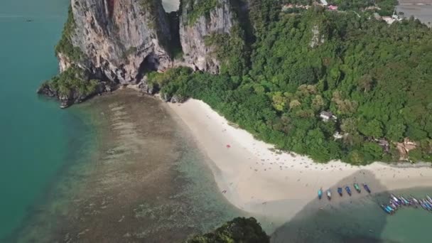 熱帯ターコイズブルーのラグーンの空中パノラマビュー 岩の間のプラナンビーチ クラビ — ストック動画