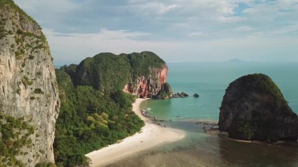 Flygfoto Tropisk Turkos Lagun Pranang Stranden Mellan Stenar Krabi Railay — Stockvideo