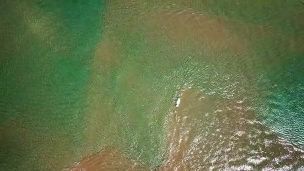 Vista Aérea Las Olas Turquesas Playa Tropical Poco Profunda Isla — Vídeos de Stock