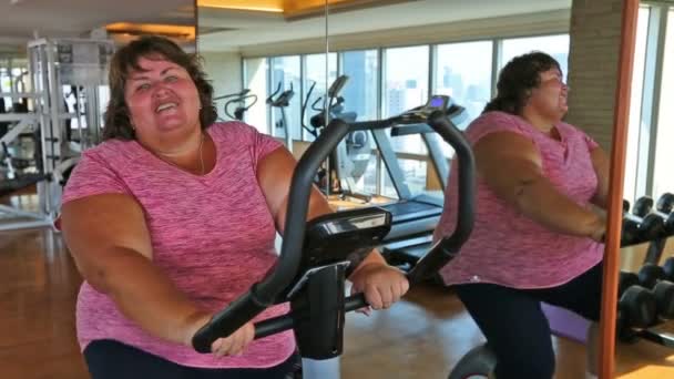 体操馆里在交叉训练机上锻炼的超重妇女 — 图库视频影像