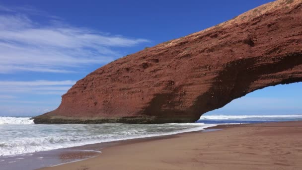 モロッコ アフリカ 4Kの大西洋岸 Legziraビーチの自然アーチ — ストック動画