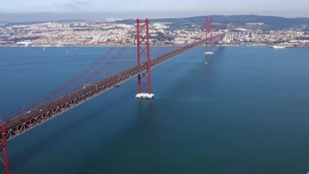 Il ponte del 25 aprile con traffico automobilistico, Lisbona — Video Stock