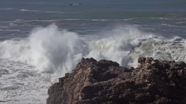 Yüksek dalgalar kıyı şeridindeki kayaları kırıyor. — Stok video