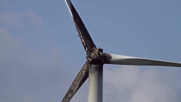 Brände skadade vindkraftverk mot blå himmel — Stockvideo