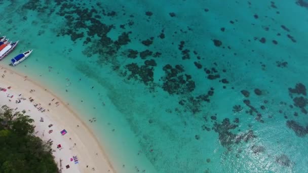 Playa, corales y mar en tropical en Tailandia — Vídeo de stock