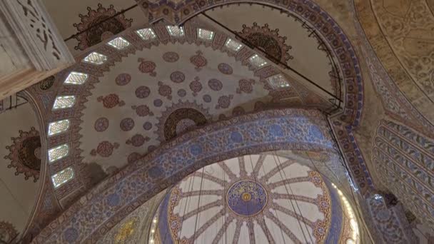 Interior de la Mezquita Azul o Mezquita Sultanahmet — Vídeo de stock