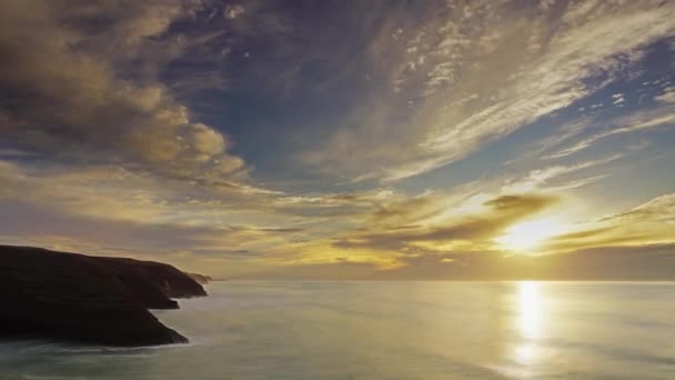 Prachtig landschap met zonsondergang in de Atlantische Oceaan — Stockvideo