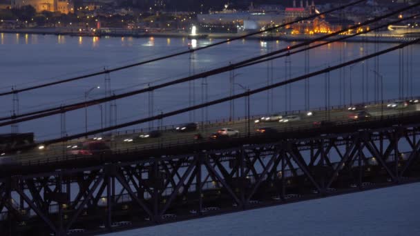 Міст 25 квітня з автомобілем вночі — стокове відео