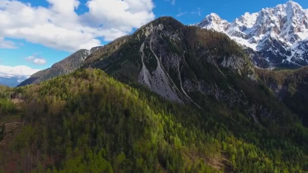 Vista aérea sobre montanhas no parque Triglav — Vídeo de Stock