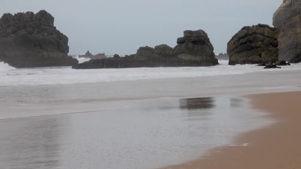 ポルトガルのプライア・ダ・アドラガ砂浜 — ストック動画