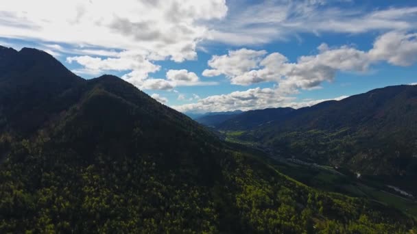 Uitzicht vanuit de lucht op de bergen in Triglav park — Stockvideo