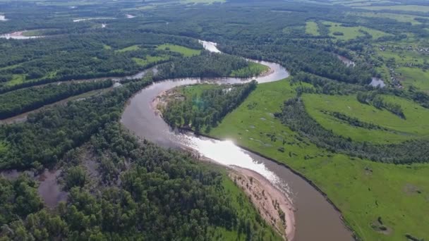 Повітряний пейзаж з маленькою звивистою річкою — стокове відео