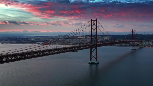 Most z 25. dubna s automobilovou dopravou po západu slunce — Stock video