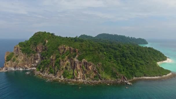 Flying up over tropical island in Thailand — Stock Video