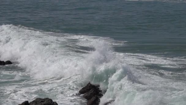 Slag Från Atlanten Stora Vågor Över Klippor Slow Motion — Stockvideo