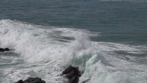 Des Éclaboussures Océan Atlantique Grandes Vagues Sur Les Falaises Ralenti — Video