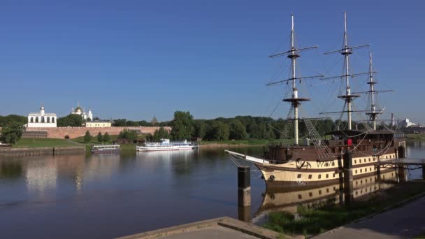 俄罗斯Veliky Novgorod市Volkhov河上的帆船 — 图库视频影像