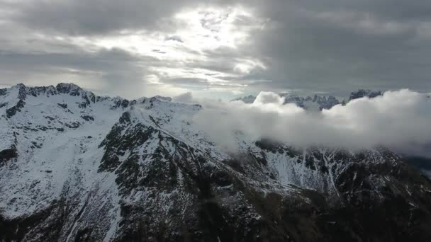 Flyger Genom Moln Mellan Snötäckta Berg Flyglandskap Adamello Brenta Italien — Stockvideo