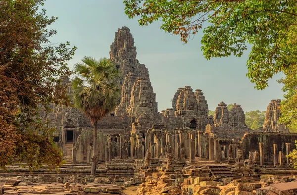 Gün Batımında Dev Taş Yüzlü Bayon Tapınağı Angkor Wat Kamboçya — Stok fotoğraf