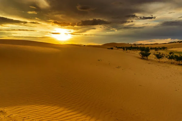 Schöne Landschaft Mit Dramatischem Sonnenuntergang Der Wüste — Stockfoto