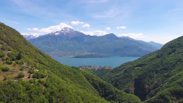Luchtlandschap Comomeer Tussen Bergen Italië — Stockvideo