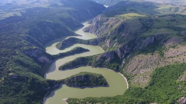 阳光明媚的日子里 在塞尔维亚西南部乌瓦克峡谷岩石河畔漫步的空中风景 — 图库视频影像