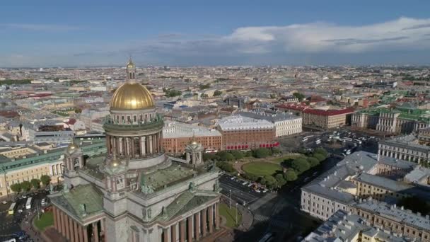 在俄罗斯圣彼得堡市中心圣以撒大教堂附近飞行 — 图库视频影像