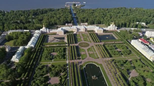 サンクトペテルブルク ロシア 4Kの郊外のピーターホフ公園のペトロアドヴェルト宮殿の周りのフライト — ストック動画