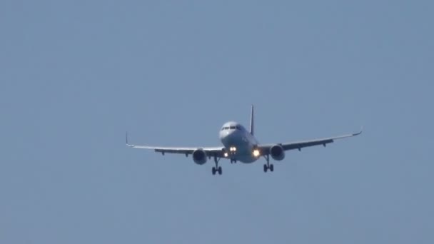 Passagierflugzeug Vor Der Landung — Stockvideo