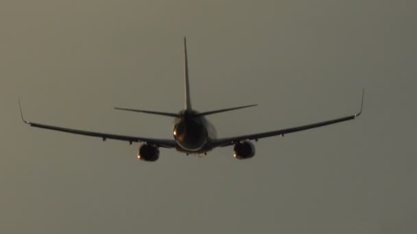 Cestující Letadlo Stoupá Vzletu Světle Západu Slunce — Stock video