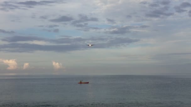 Passagierflugzeug Vor Der Landung Über Tropischem Strand Morgen — Stockvideo