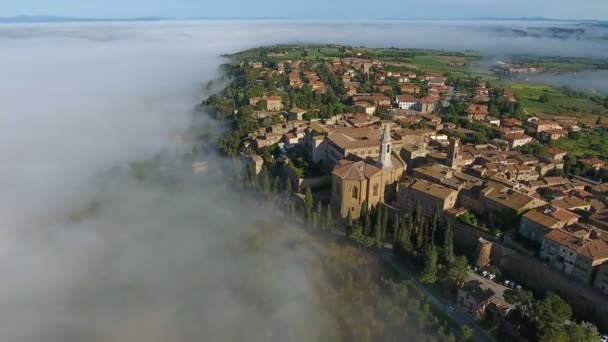 Gamla Italienska Staden Toppen Kulle Dimman Flygfoto Toscana — Stockvideo