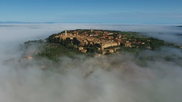 Ciudad Vieja Italiana Sobre Una Colina Niebla Vista Aérea Toscana — Vídeo de stock