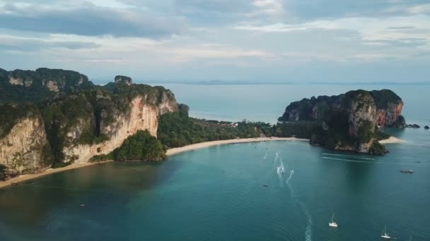 Luchtfoto Van Tropische Turquoise Lagune Strand Tussen Rotsen Eilanden Krabi — Stockvideo