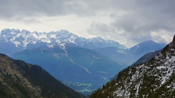 Ośnieżone Góry Chmurach Krajobraz Alpach Adamello Brenta Włochy Timelapse — Wideo stockowe