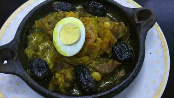 Tayine Con Carne Ciruelas Cerámica Plato Tradicional Marruecos — Vídeo de stock