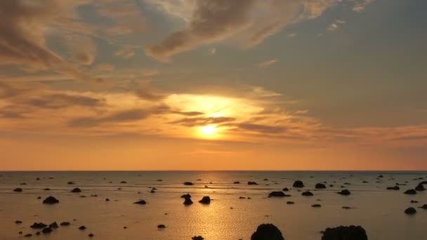 Όμορφο Τοπίο Τροπικό Ηλιοβασίλεμα Θάλασσα Στην Παραλία Zoom Timelapse — Αρχείο Βίντεο