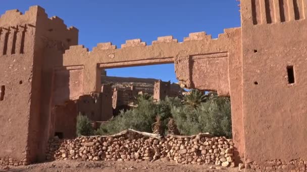 カスバの塔Ait Ben Haddou Atlas山脈の日没 モロッコ 4Kのズーム — ストック動画