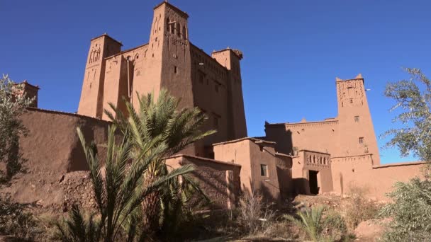 摩洛哥阿特拉斯山脉Kasbah Ait Ben Haddou塔 日落时 — 图库视频影像