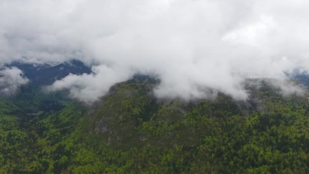 Volando Través Las Nubes Sobre Montañas — Vídeos de Stock