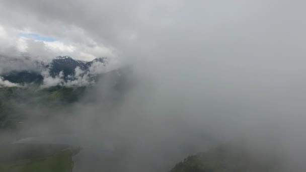 Vliegen Door Wolken Meer Bergen — Stockvideo