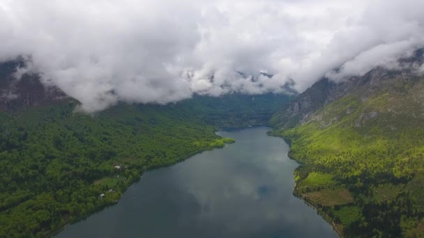 Légi Kilátás Bohinjsko Jezero Között Hegyek Szlovéniában Tavasszal — Stock videók