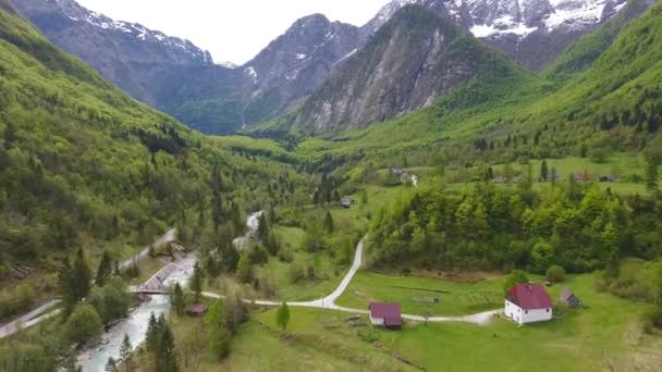 Vliegen Bergrivier Huizen Slovenië Het Voorjaar — Stockvideo