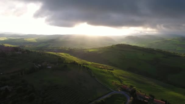 トスカーナ航空日の出農地の丘の国の風景です イタリア ヨーロッパ パノラマ4K — ストック動画