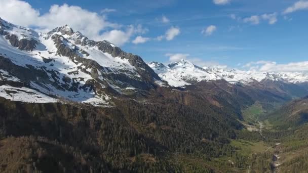 春の雪に覆われた山々の空中ビュー スイスアルプス — ストック動画