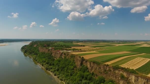 セルビア 4Kのドナウ川の高岸のカラフルなフィールドの空中ビュー — ストック動画