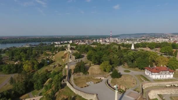 セルビア 4Kのベオグラードの街並みやKalemegdan要塞の空中ビュー — ストック動画